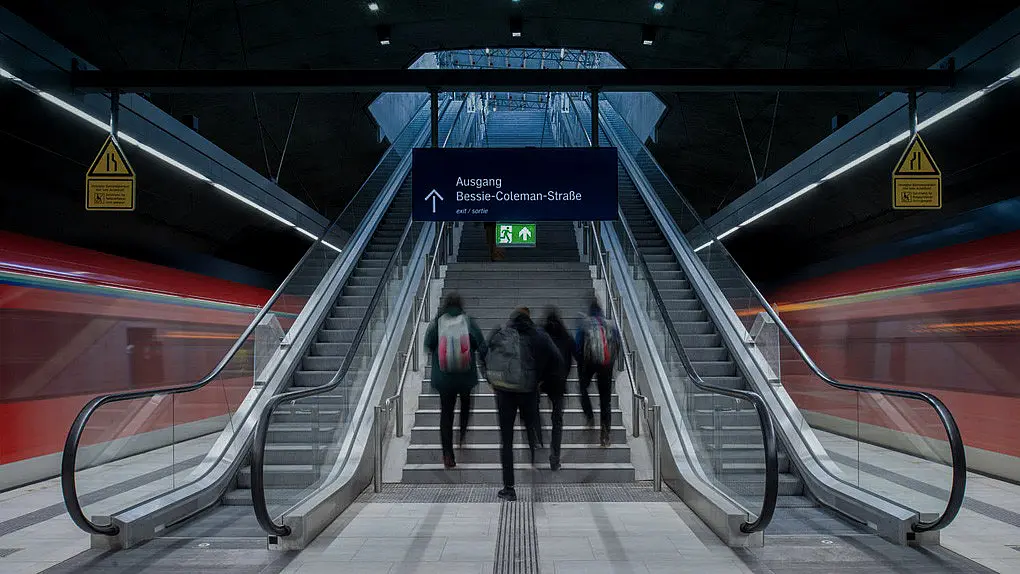 Rolltreppe in einer S-Bahn-Haltestelle unterirdisch.