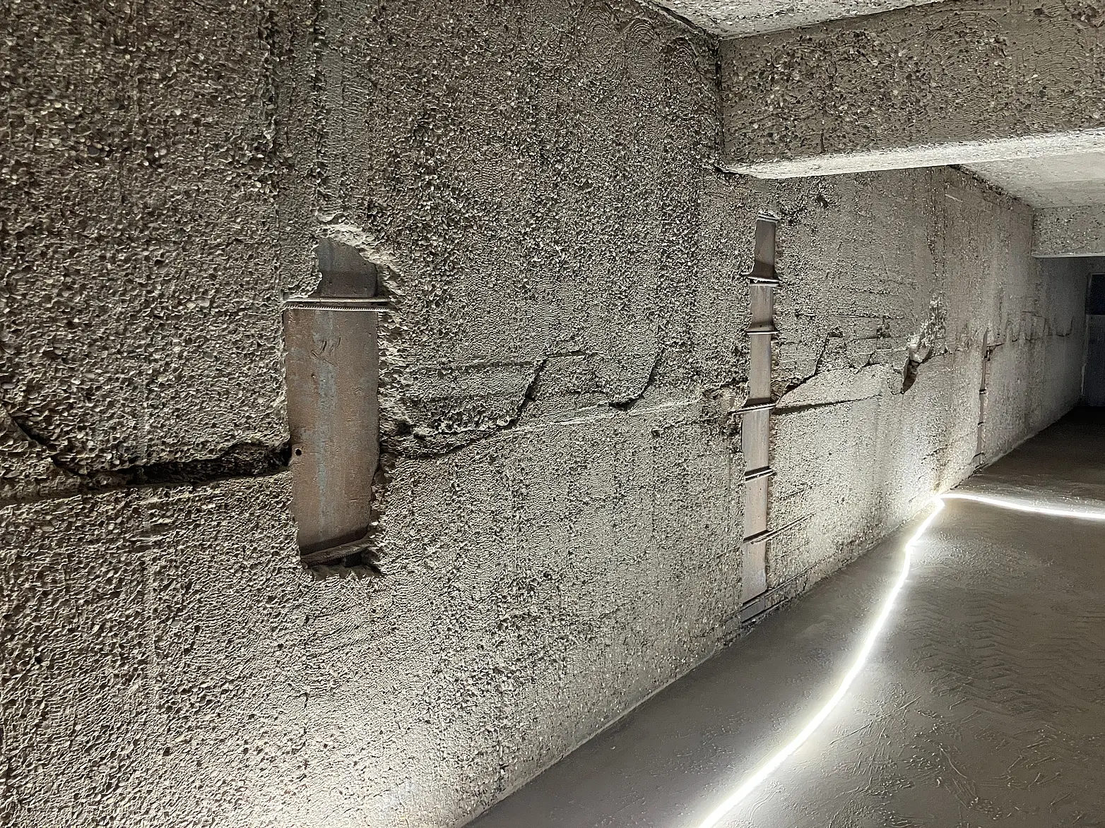 Wand einer Tiefgarage mit Lichterkette.