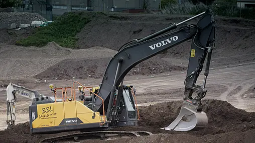 Ein Bagger auf der Baustelle.