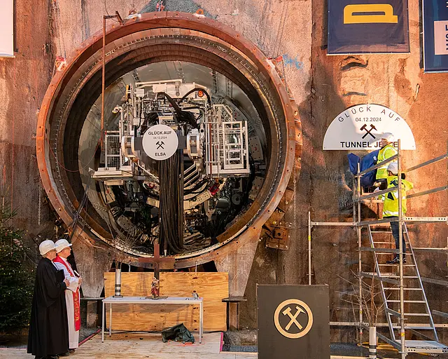 Der Tunnel wird geweiht.