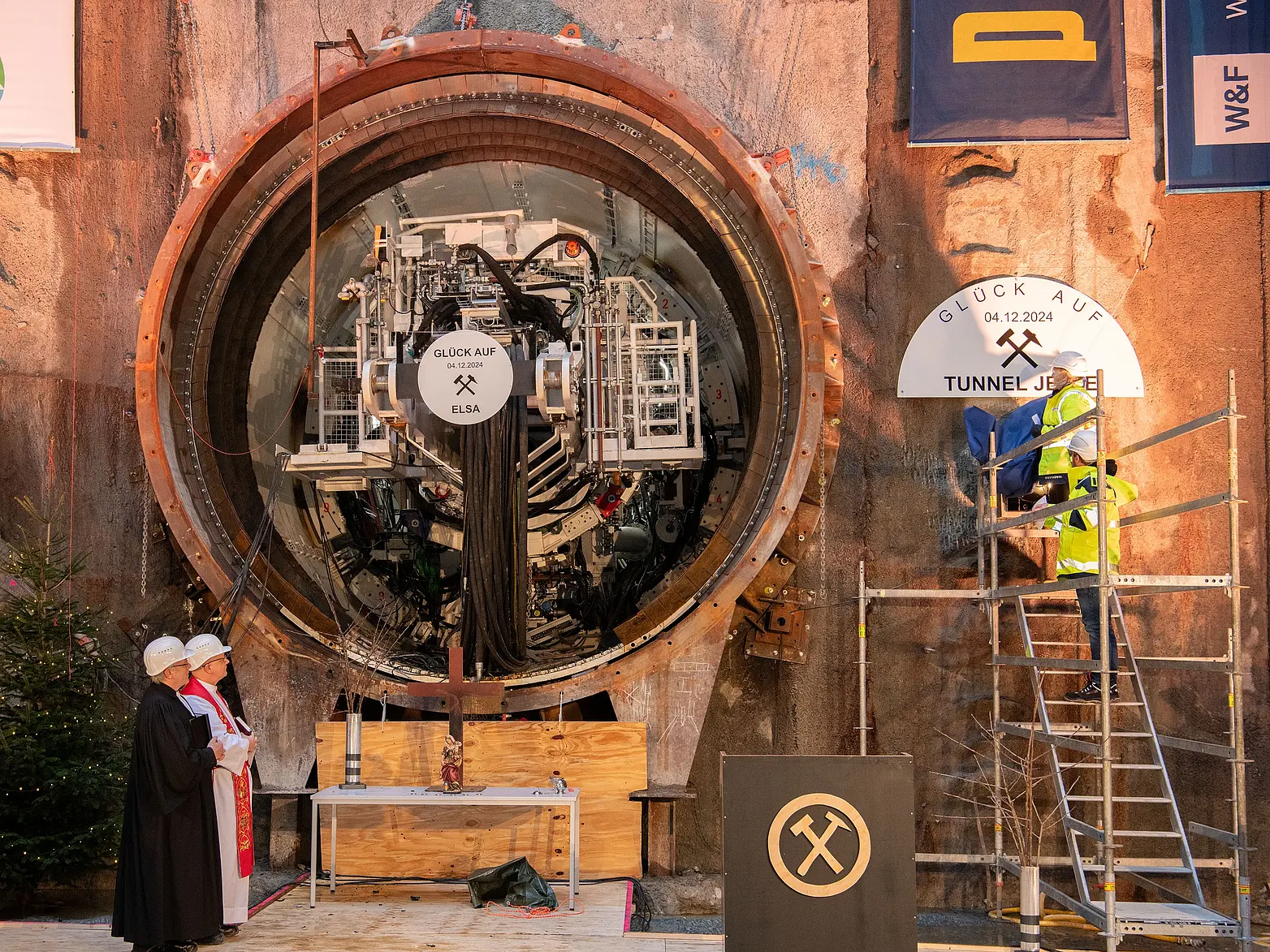 Der Tunnel wird geweiht.