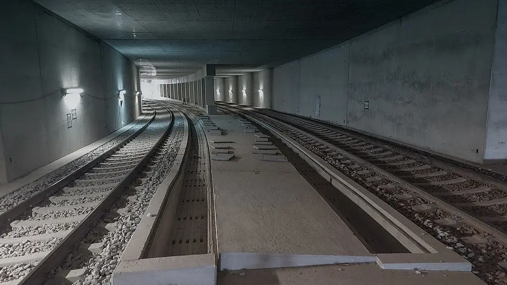 Gleise in einem Tunnel.