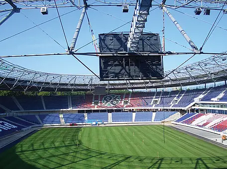 Ein Fußballstadion mit Spielfeld in der Mitte. 