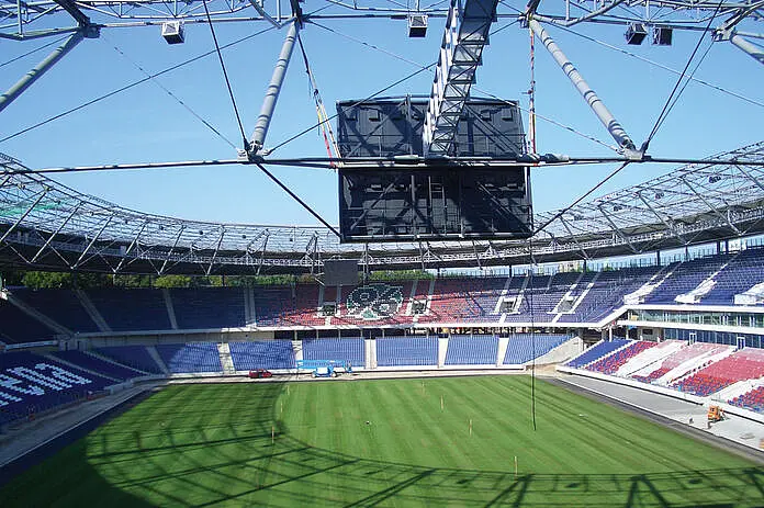 Ein Fußballstadion mit Spielfeld in der Mitte. 