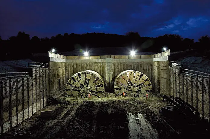Zwei Tunnelbohrmaschinen graben sich durch 2 Tunnelröhren. 