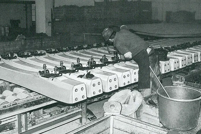 Person die an Schienen arbeitet.