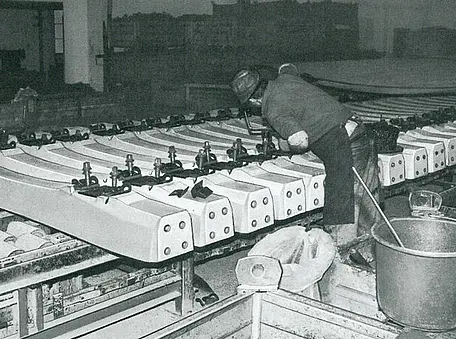 Person die an Schienen arbeitet.