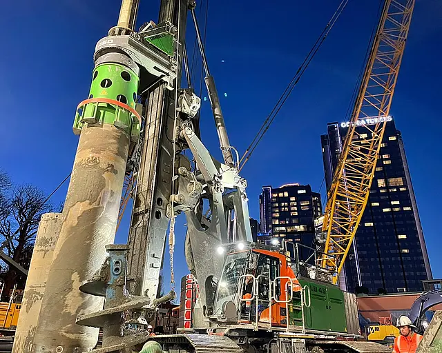 Baustelle bei Nacht. 
