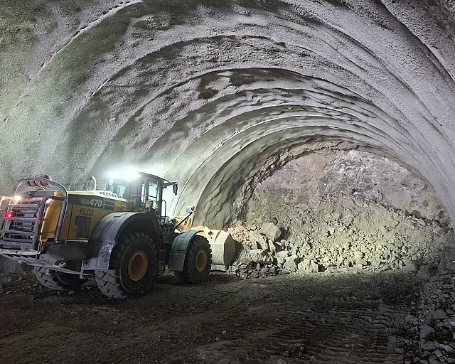 Baumaschine im Tunnel.