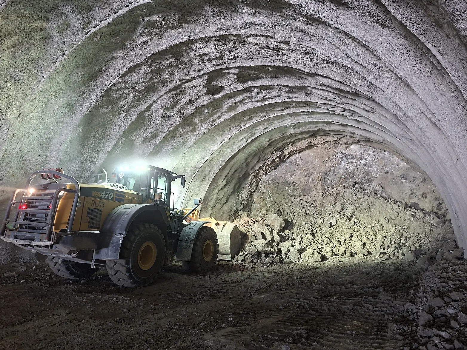 Baumaschine im Tunnel.