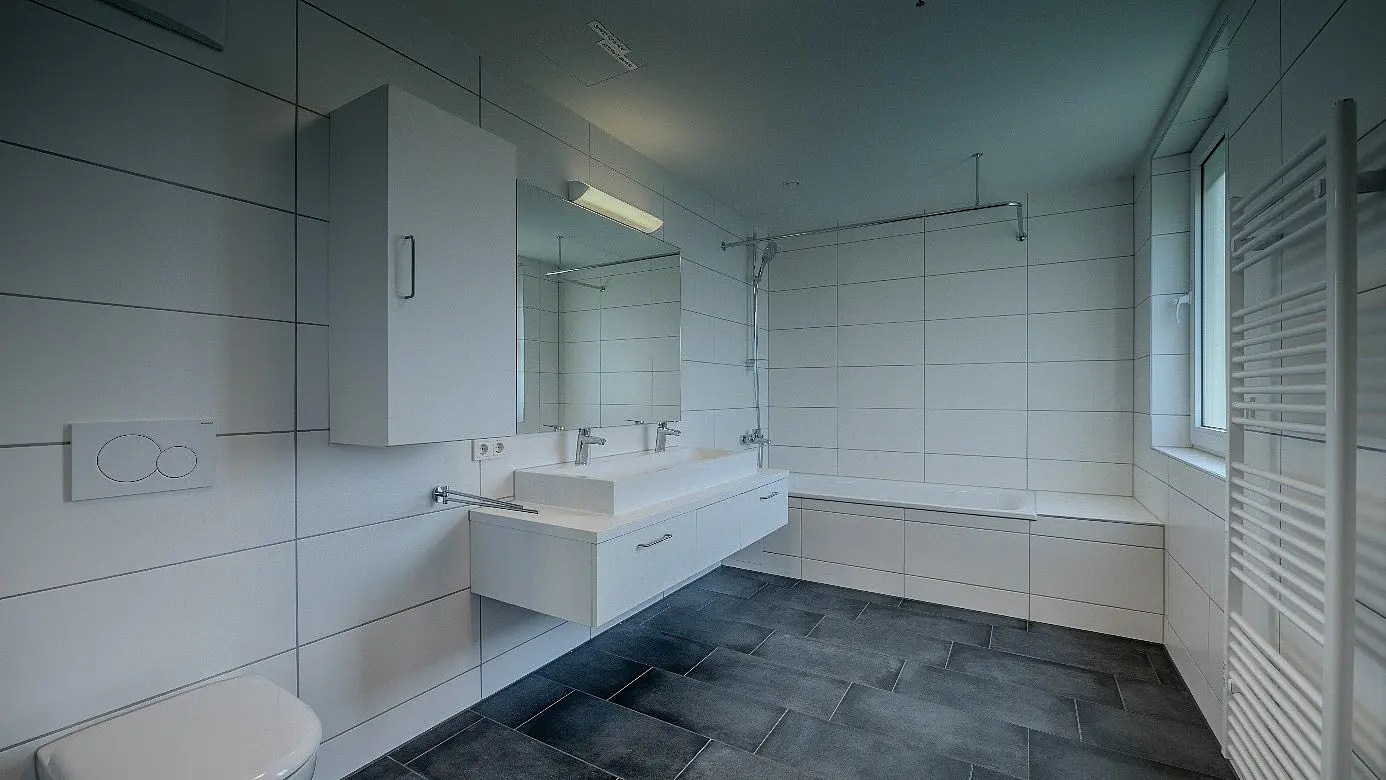 Ein renoviertes modernes Badezimmer.