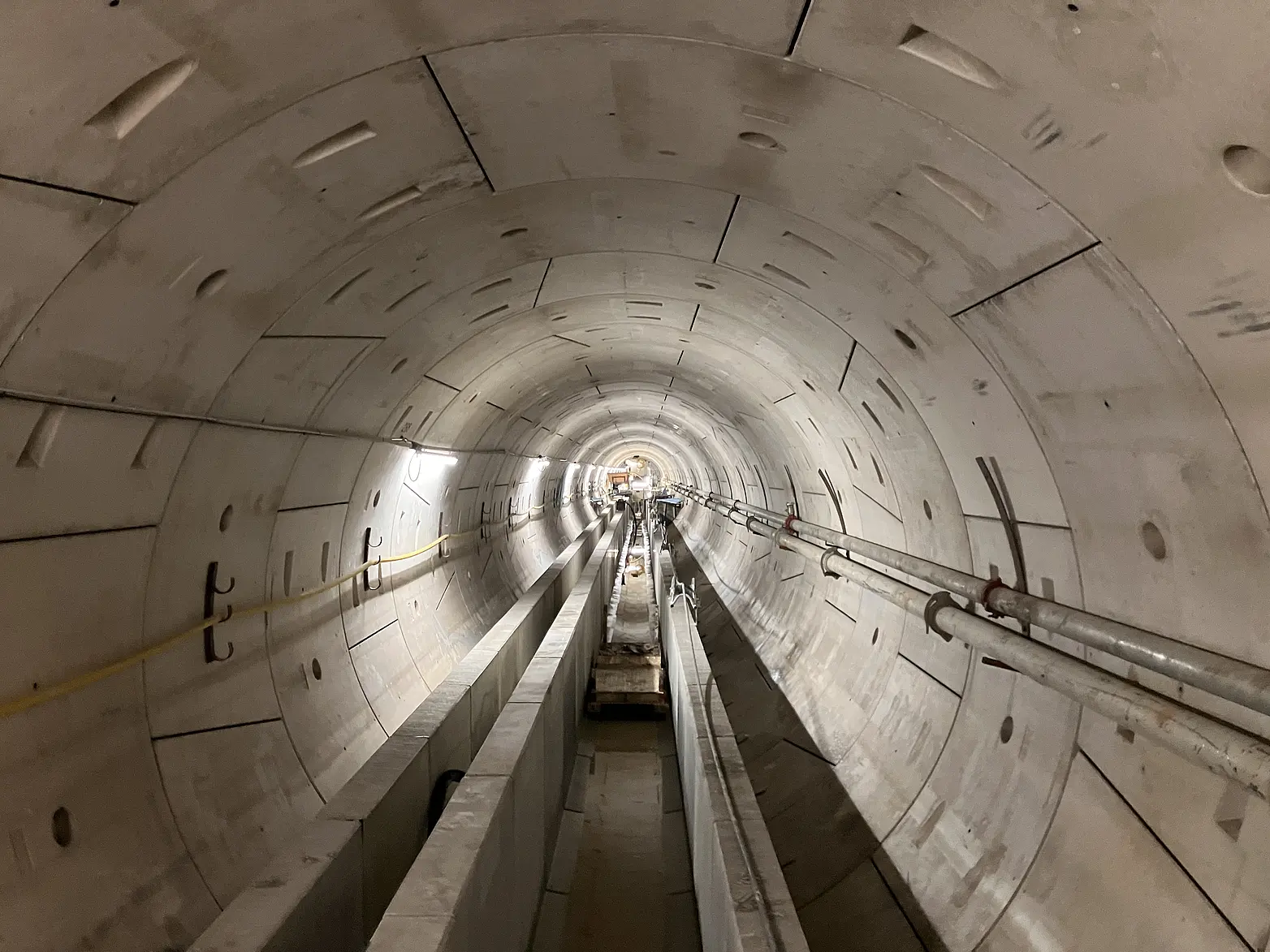 Ein Tunnel mit Grubenwasserkanal