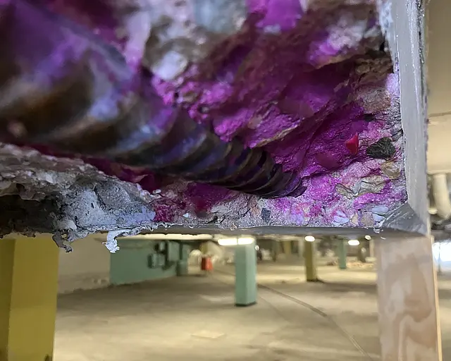 Stahlbeton mit pinker Substanz. 