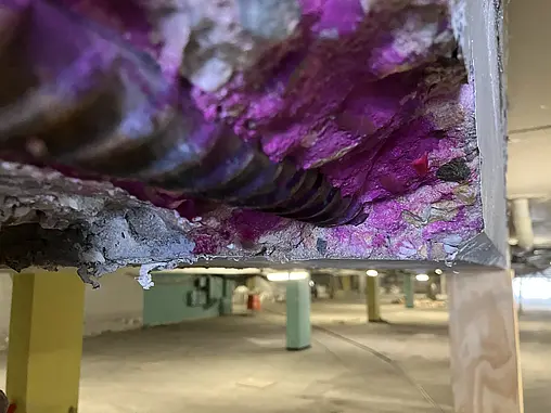 Stahlbeton mit pinker Substanz. 