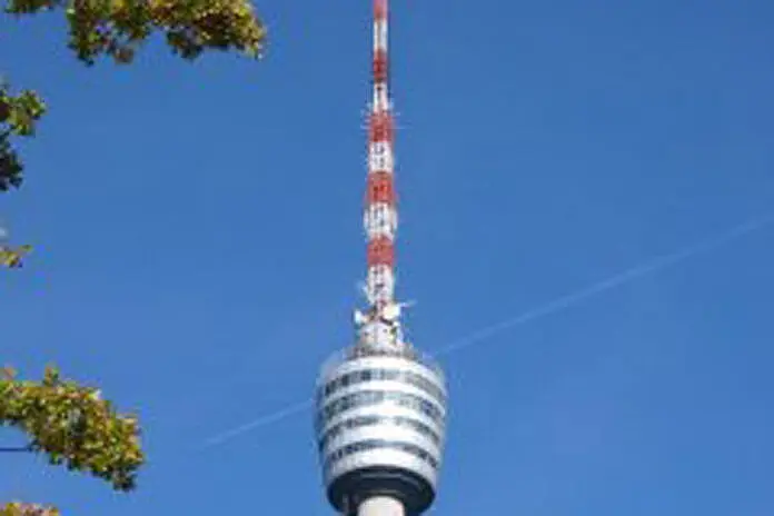 Spitze eines Fernsehturms.