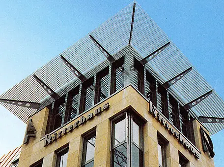 Gebäude von unten fotografiert.