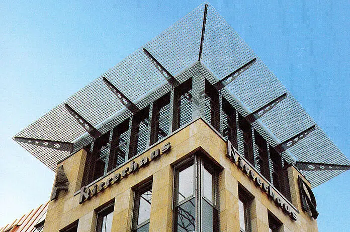 Gebäude von unten fotografiert.