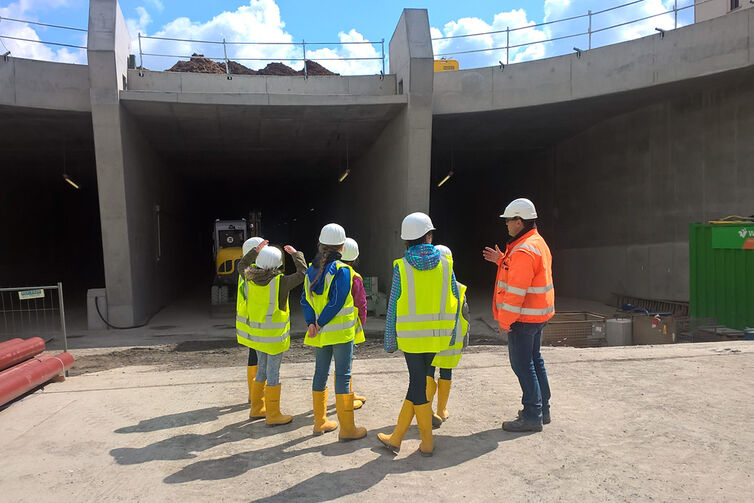 Bauleiter Christian Palm erklärt den Mädchen die Baustelle