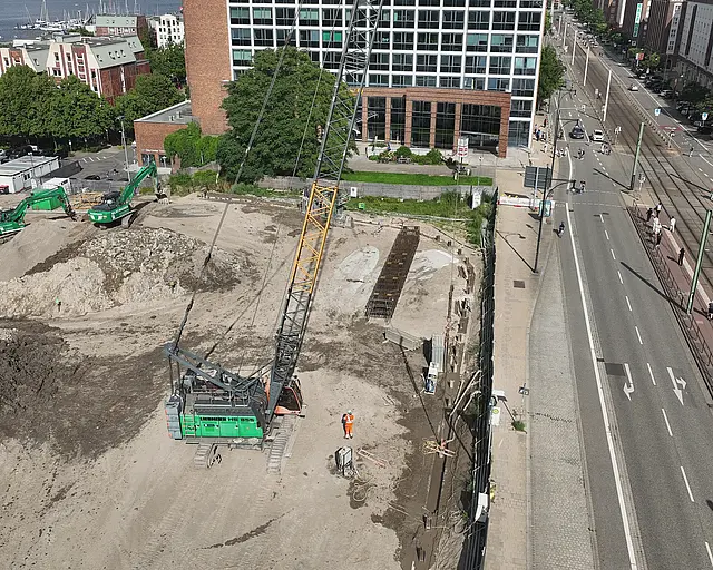 Baustelle aus Vogelperspektive mit Baugerät.
