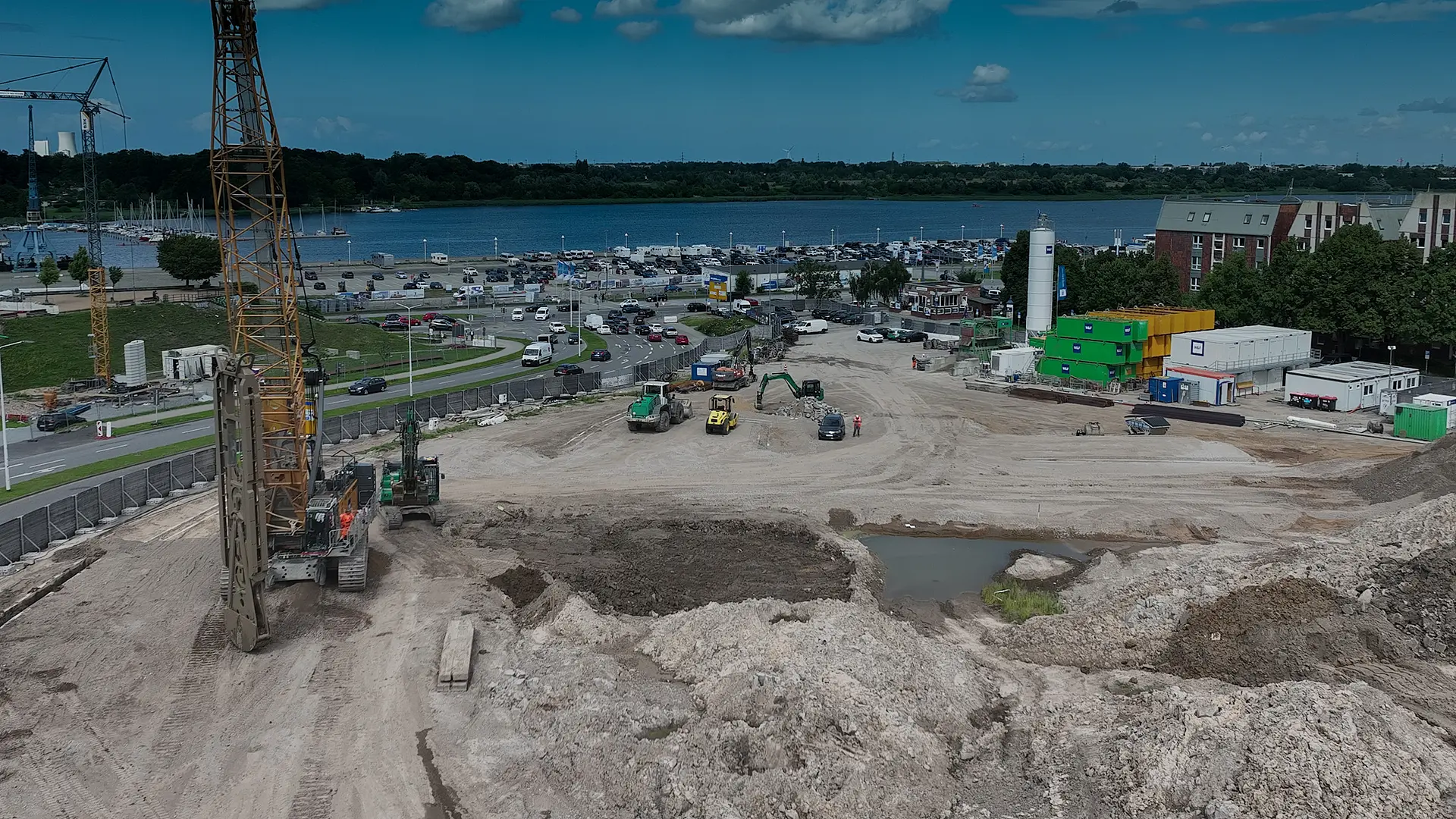 Baustelle aus Vogelperspektive mit Baugerät.