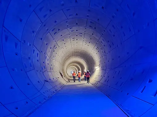 Das Innere eines Tunnels in blauem Licht.
