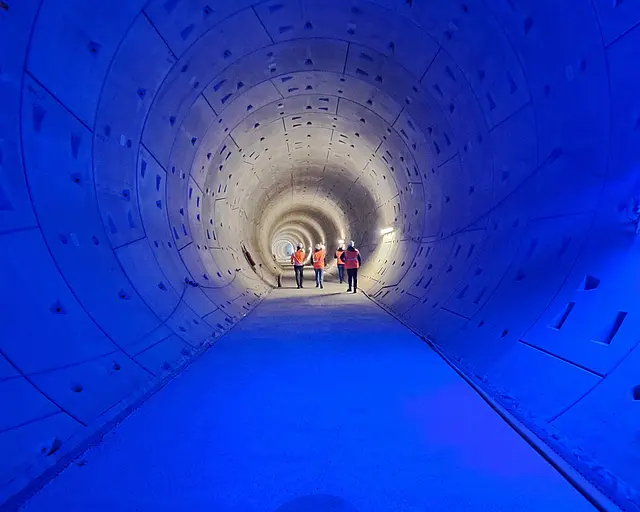 Das Innere eines Tunnels in blauem Licht.