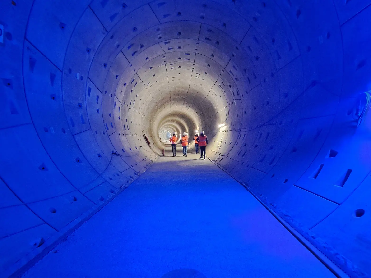 Das Innere eines Tunnels in blauem Licht.