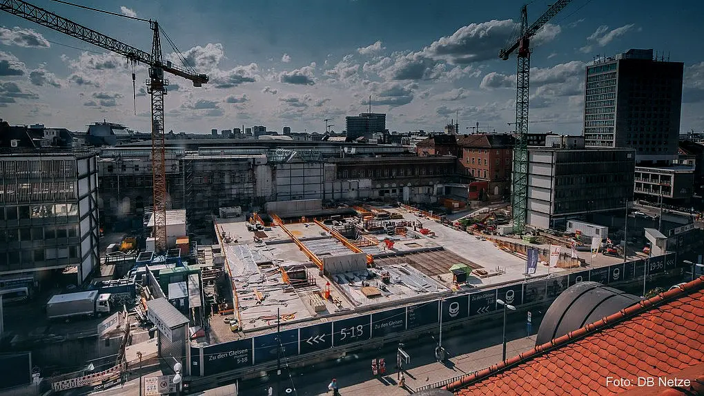 Kräne am Rand einer Baustelle.