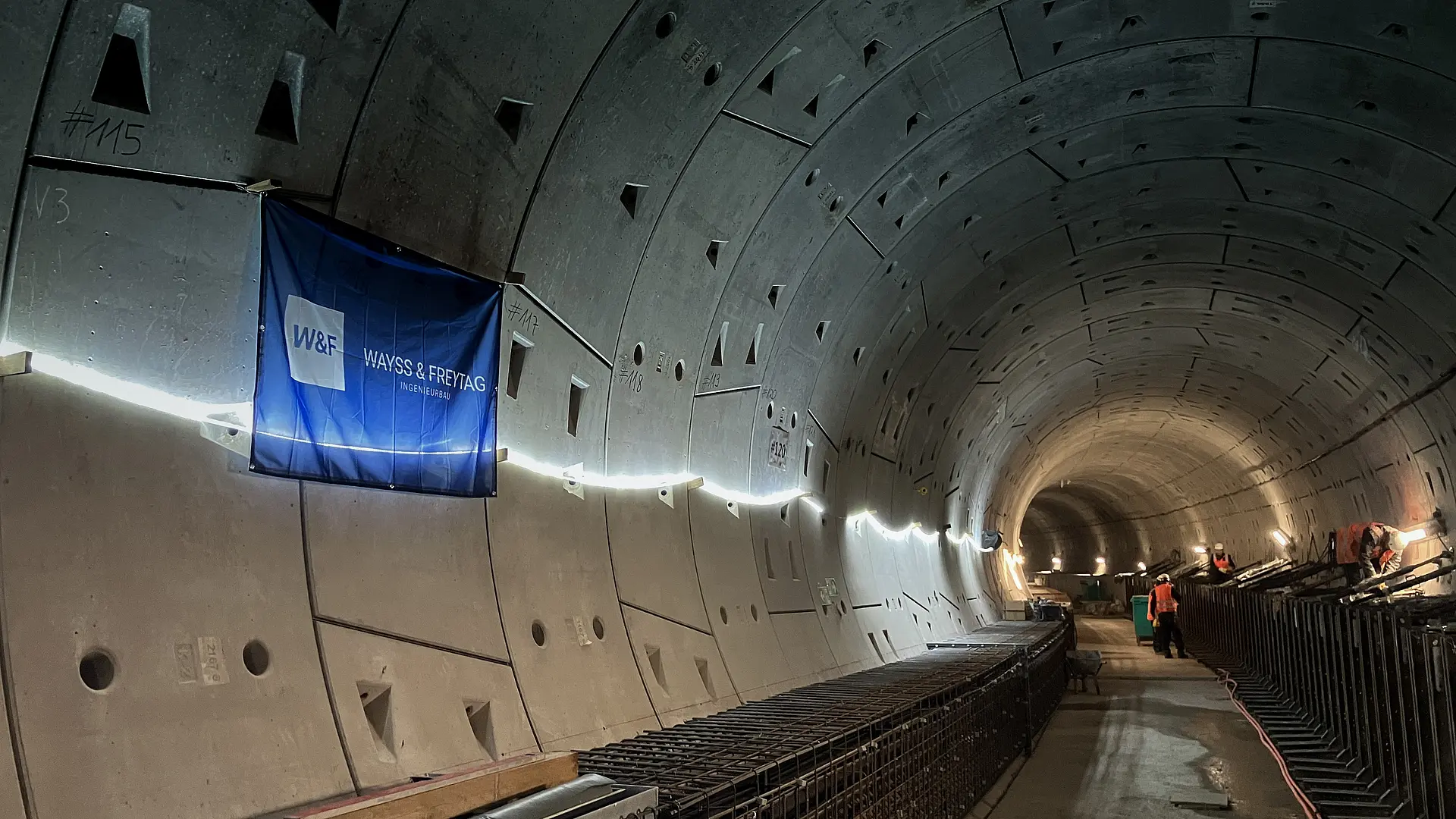 W&F Flagge im Tunnel.