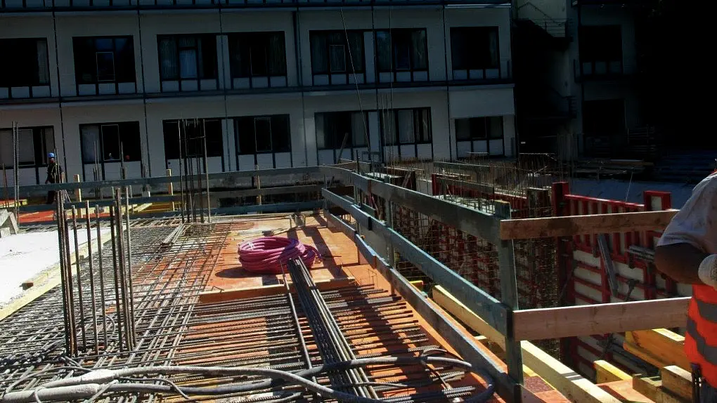 Ansicht auf die Baustelle mit Baugeräten, Beton.