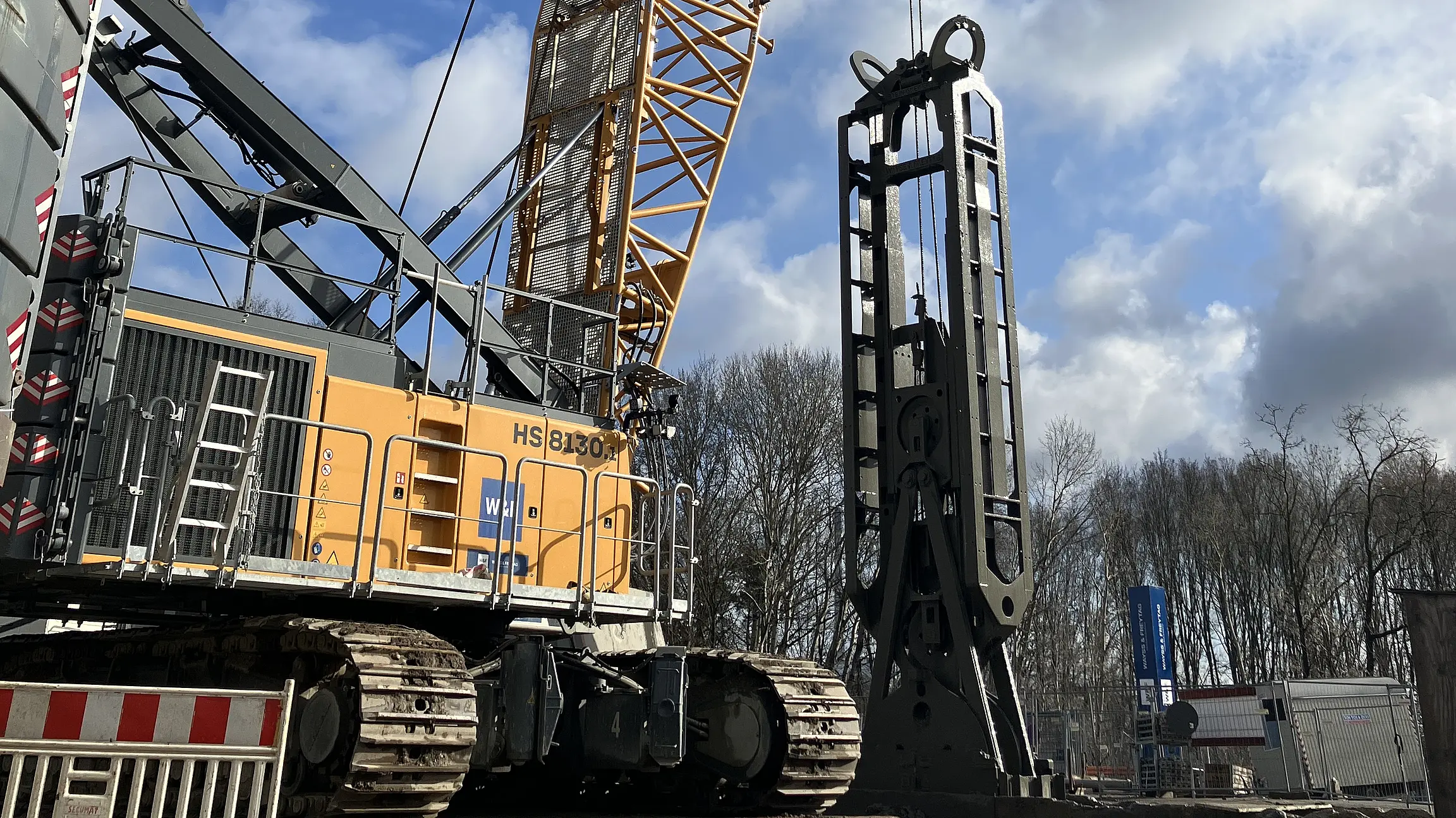 Ein Schlitzwandgreifer auf einer Baustelle.