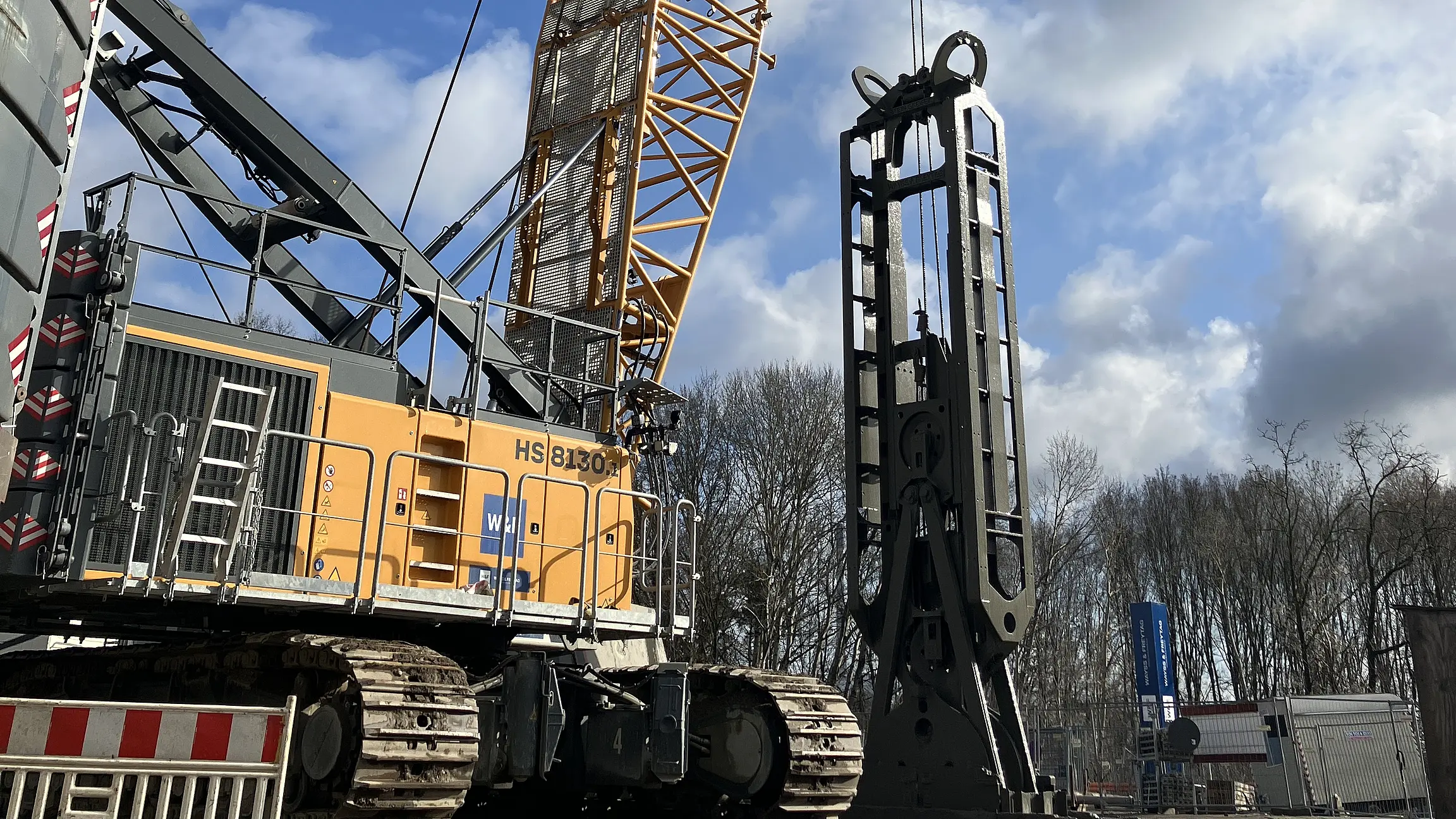 Ein Schlitzwandgreifer auf einer Baustelle.