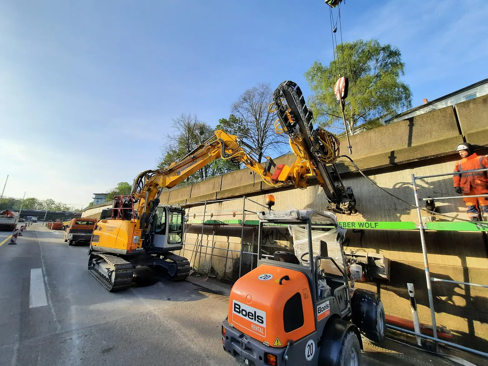 Maschinen auf einer Baustelle.