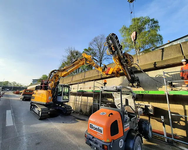 Maschinen auf einer Baustelle.