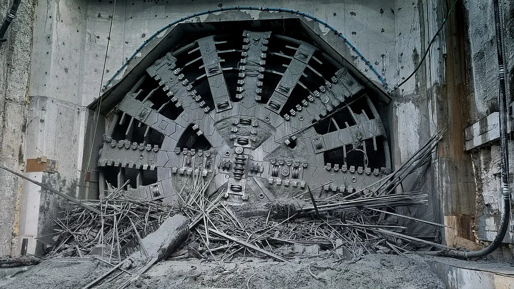 Schacht mit großer Tunnelbohrmaschine.