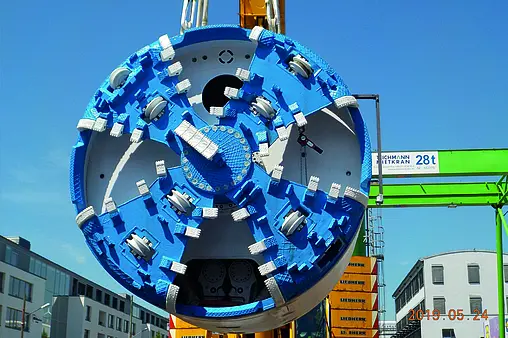 Eine Tunnelbohrmaschine mit blauem Schild.