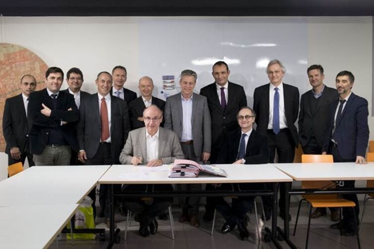 Thierry Dallard, CEO Société du Grand Paris und Guillaume Chartier, CEO Demathieu Bard Construction unterzeichnen den Vertrag in Anwesenheit weiterer Vertreter von Société du Grand Paris und des Konsortiums “Avenir”.