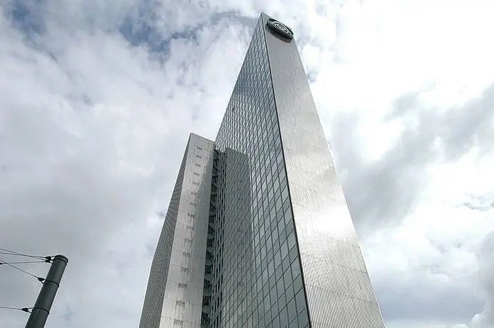 Hochhaus von unten fotografiert.