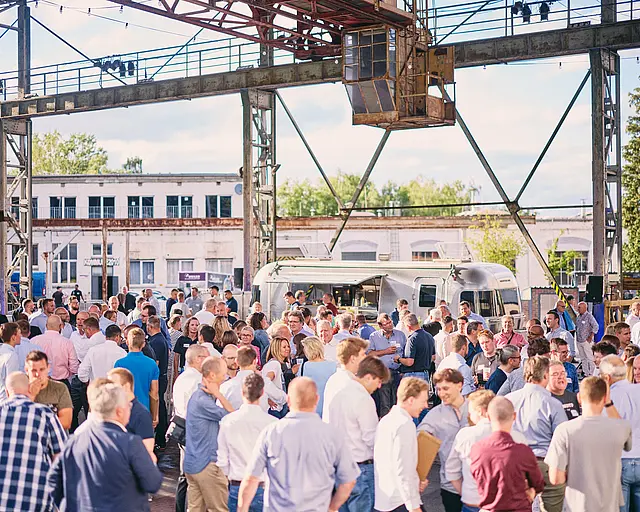 Menschen unterhalten sich auf einer Feier.