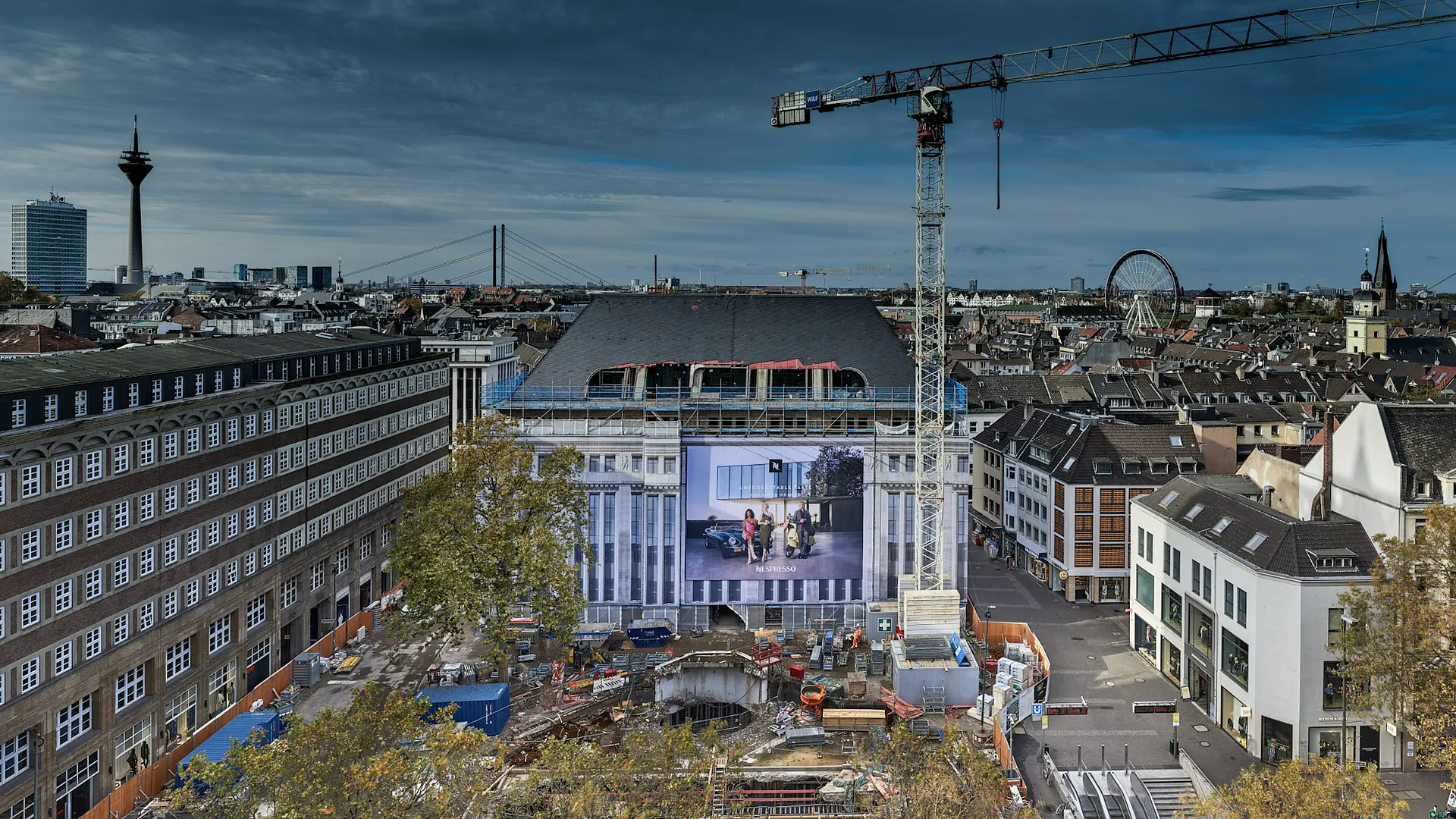 Innerstädtische Baustelle mit Kran 