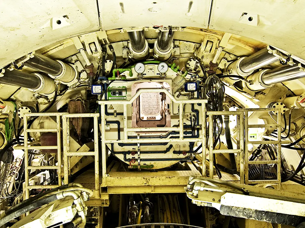 Innenansicht einer Tunnelbohrmaschine (TBM): Blick nach vorne auf mechanische und hydraulische Komponenten