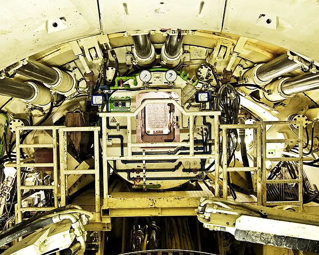 Innenansicht einer Tunnelbohrmaschine (TBM): Blick nach vorne auf mechanische und hydraulische Komponenten