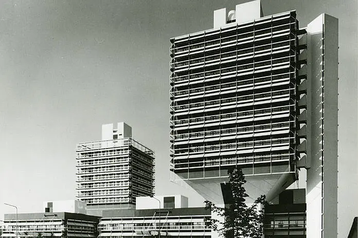 Zwei Bürogebäude mit auffälliger Architektur. 