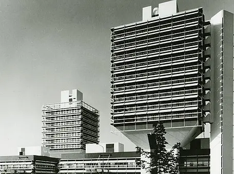 Zwei Bürogebäude mit auffälliger Architektur. 