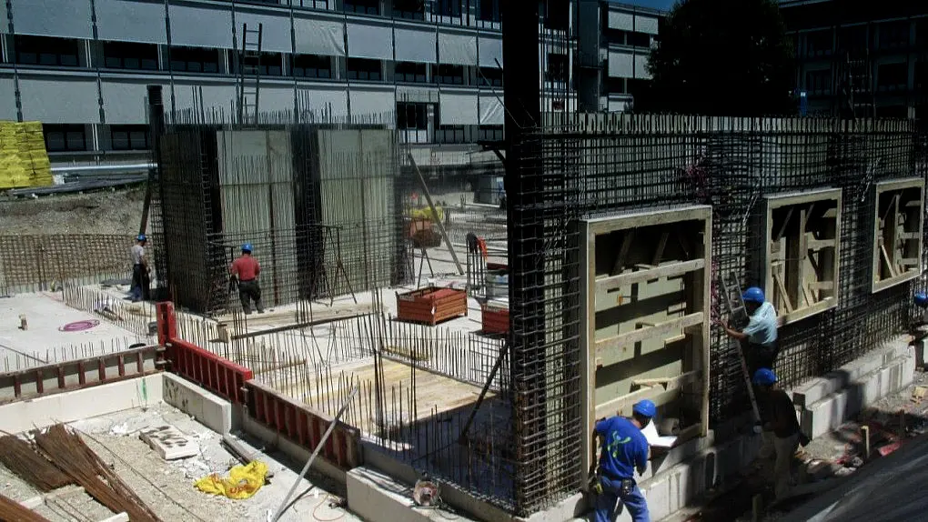 Ansicht auf die Baustelle mit Baugeräten, Beton.