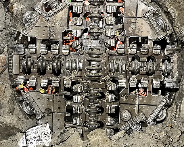 Das Schneidrad einer TBM im Gestein.