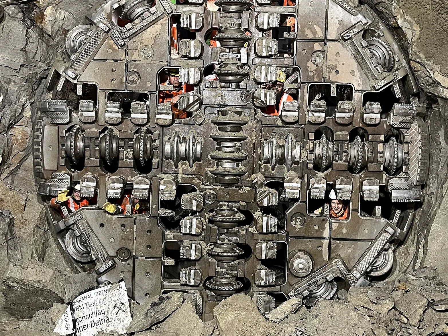 Das Schneidrad einer TBM im Gestein.