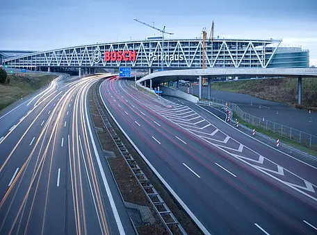 Das Bosch-Parkhaus über der Autobahn. 