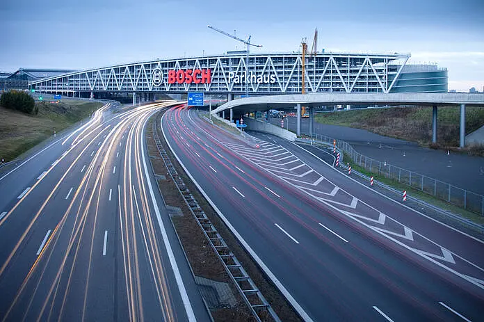 Das Bosch-Parkhaus über der Autobahn. 