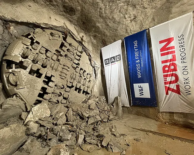 Eine Tunnelbohrmaschine die den Durchbruch geschafft hat.